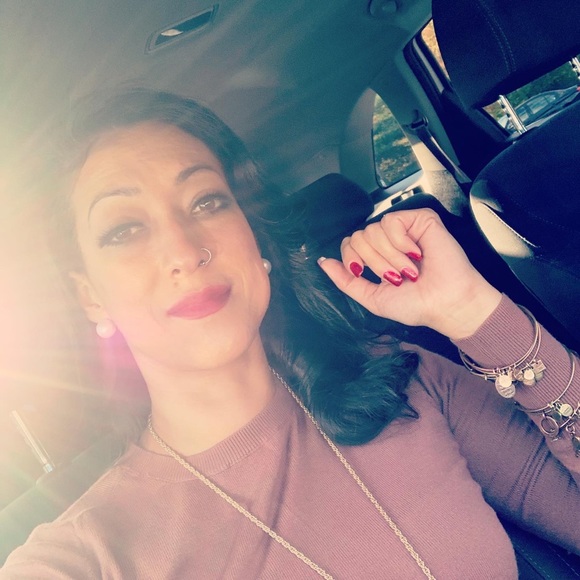 Meet your Posher, Tiffany - Picture 2 of 5